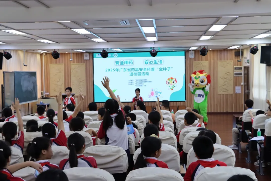 进校园1.png